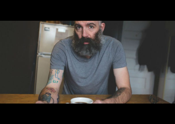 Padre se tatúa garabatos de su hijo - FOTOS