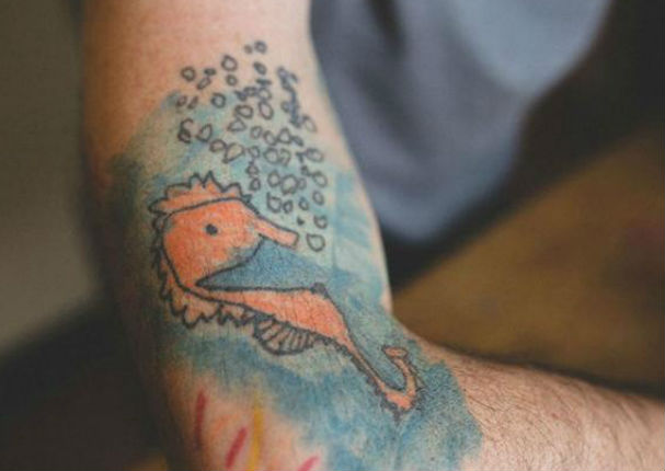 Padre se tatúa garabatos de su hijo - FOTOS