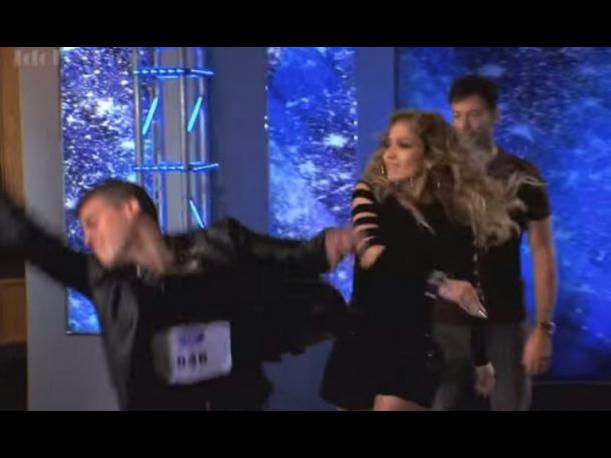Jennifer Lopez 'golpea' a participante de American Idol (VIDEO)