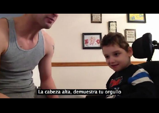 Niño con parálisis cerebral solo reacciona cuando su padre le canta (VIDEO)