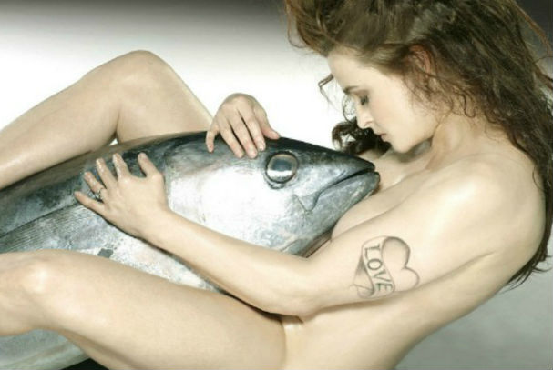 Helena Bonham Carter posa desnuda por una buena causa (FOTOS)