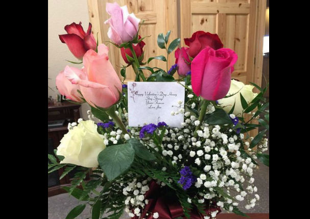 Mujer recibe flores de San Valentín de su esposo fallecido (FOTOS)