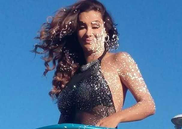 Ninel Conde fue atacada con huevos en carnaval mexicano (VIDEO)