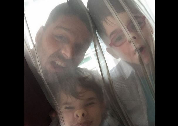 Mira el divertido selfie de Ricky Martin con sus hijos (FOTO)