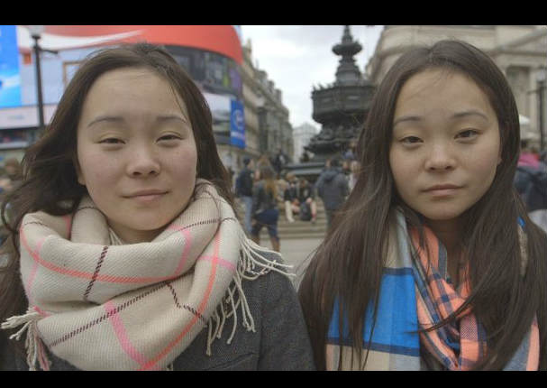 Gemelas separadas al nacer se reencuentran después de 27 años