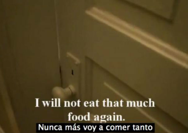 ¡Qué tierno! Escucha a un niño lamentarse en el baño por haber comido mucho (VIDEO)