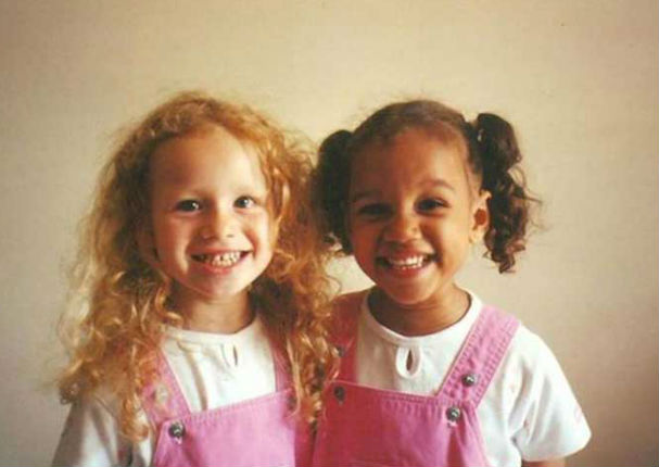 Conoce la historia de estas hermanas mellizas que lucen diferentes Conoce la historia de estas hermanas mellizas que lucen diferentes