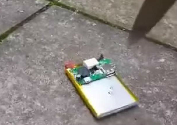 ¿Clavar un cuchillo en el celular? Mira las peligrosas consecuencias (VIDEO)