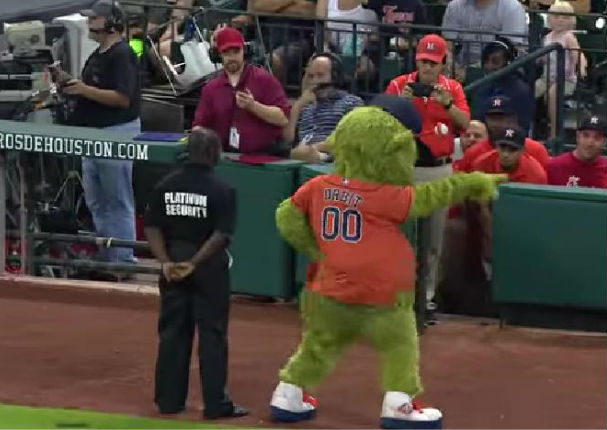 Mascota deportiva reta a un guardia y se lleva una sorpresa (VIDEO)