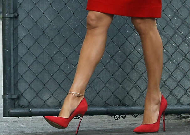 Jennifer Lopez lució un sexy vestido rojo (FOTOS)