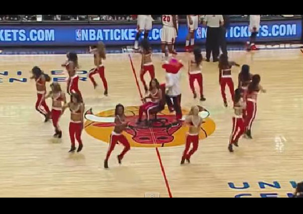 Coreografía de animadoras termina en una original propuesta de matrimonio (VIDEO)