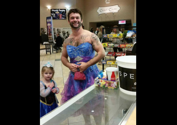 ¿El tío del año? Se viste de princesa para vencer timidez de su sobrina (FOTOS)