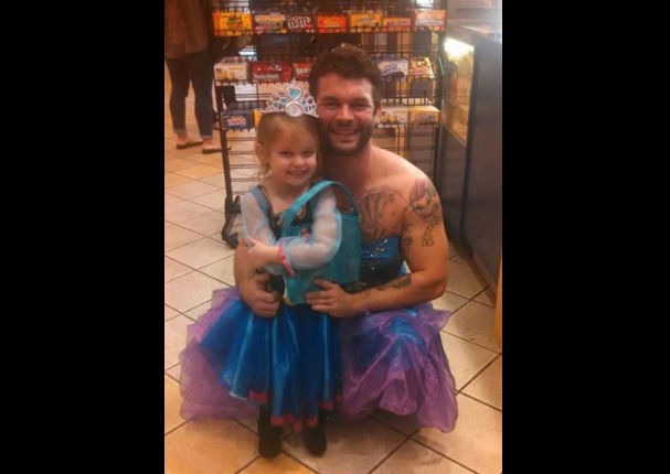 ¿El tío del año? Se viste de princesa para vencer timidez de su sobrina (FOTOS)