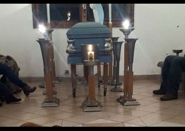 Perros callejeros van al funeral de la mujer que los cuidaba (FOTOS)