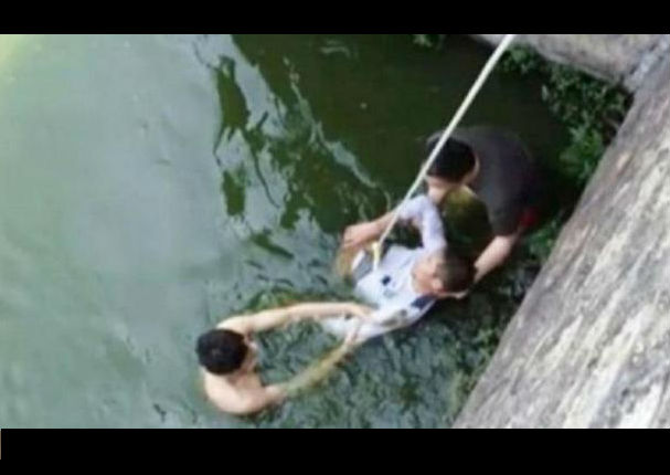 ¡Increíble! Conoce a su novia en el altar y se tira al río porque era “fea” (FOTOS)