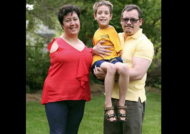 Conoce la valiente historia de una madre e hijo que nacieron sin brazos (FOTOS)