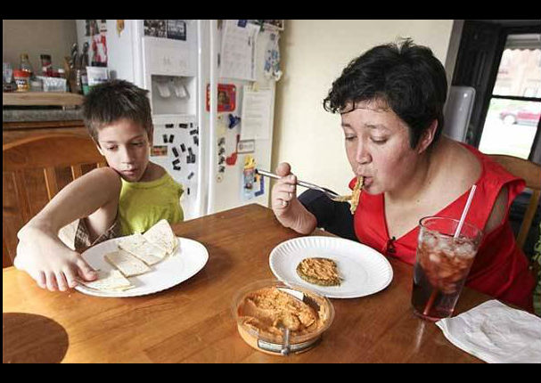 Conoce la valiente historia de una madre e hijo que nacieron sin brazos (FOTOS)