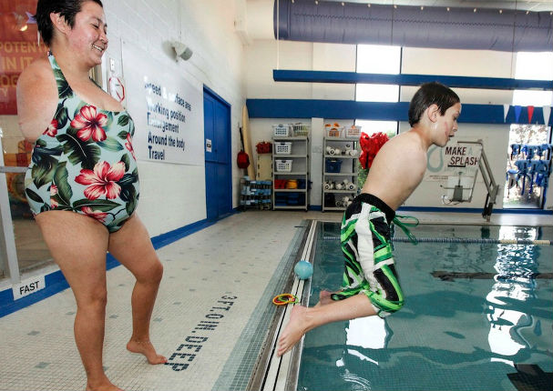Conoce la valiente historia de una madre e hijo que nacieron sin brazos (FOTOS)