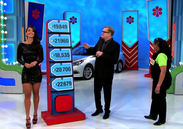 Modelo se equivoca y ‘regala’ auto en televisión (VIDEO)