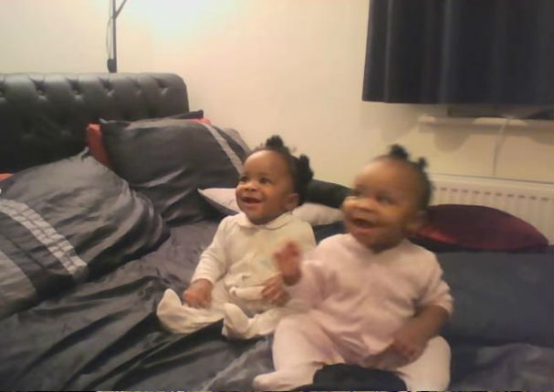 ¡Muy tierno! Mira el baile de estas pequeñas gemelas (VIDEO)