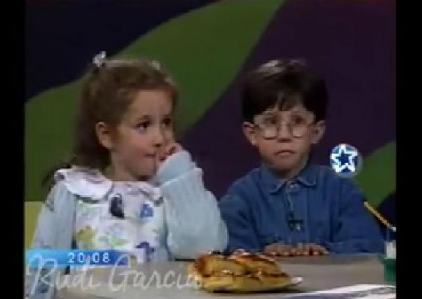 Mira cómo este pequeño niño le prohíbe a su hermana tener novio (VIDEO)