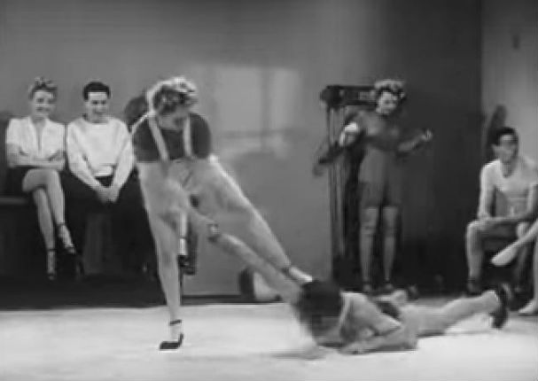 Mira cómo se defendían las mujeres hace 60 años (VIDEO)