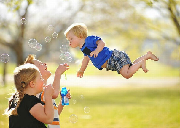 ¡Muy tierno! Pequeño con síndrome de Down logra ‘volar’ gracias a su padre (FOTOS)