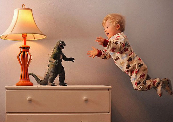 ¡Muy tierno! Pequeño con síndrome de Down logra ‘volar’ gracias a su padre (FOTOS)