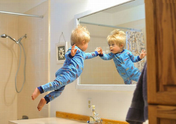 ¡Muy tierno! Pequeño con síndrome de Down logra ‘volar’ gracias a su padre (FOTOS)