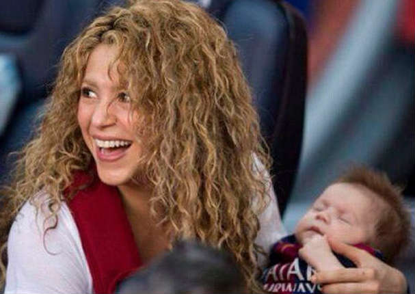 Sasha por primera vez alienta a Gerard Piqué en el Barcelona