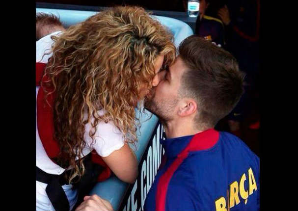 Sasha por primera vez alienta a Gerard Piqué en el Barcelona