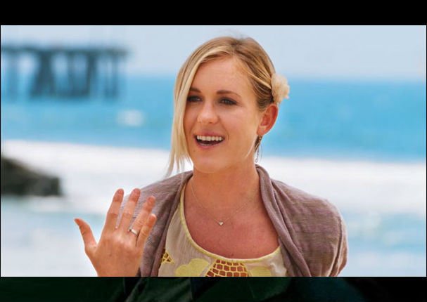 Conoce a la mujer que surfea embarazada y sin un brazo (FOTO)