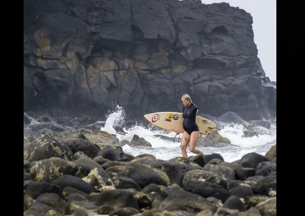 Conoce a la mujer que surfea embarazada y sin un brazo (FOTO)