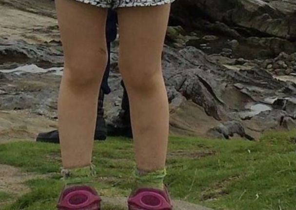 Mira la extraña figura que aparece detrás de una niña en una foto