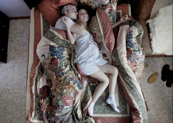 ¡Muy tierno! Mira estas bellas e intimas fotos de futuros padres durmiendo (FOTOS)