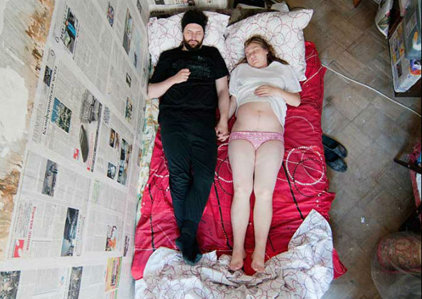 ¡Muy tierno! Mira estas bellas e intimas fotos de futuros padres durmiendo (FOTOS)