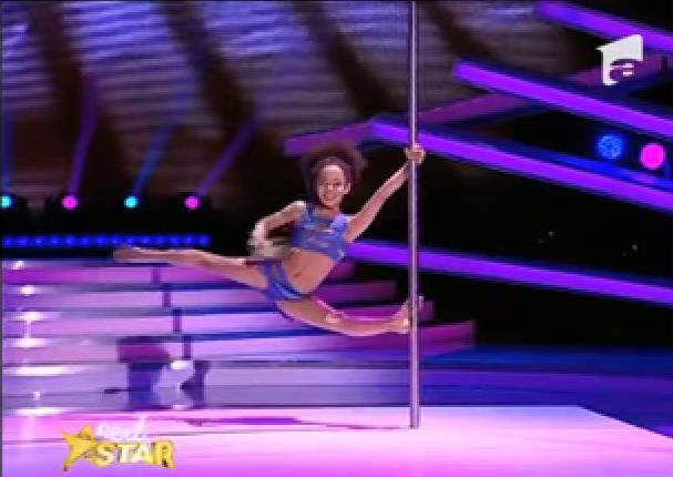 Niña sorprende con su talento para el 'pole dance' (VIDEO)