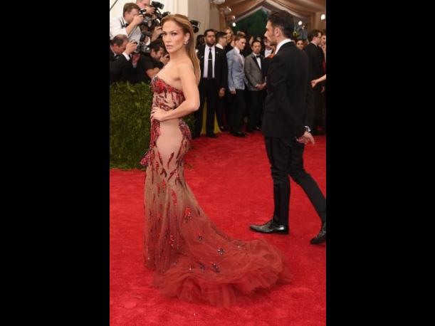 Jennifer Lopez sorprende con sus curvas de infarto (FOTOS)