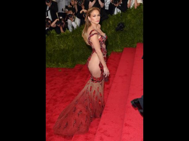Jennifer Lopez sorprende con sus curvas de infarto (FOTOS)