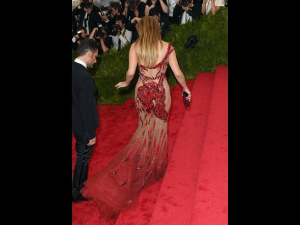 Jennifer Lopez sorprende con sus curvas de infarto (FOTOS)