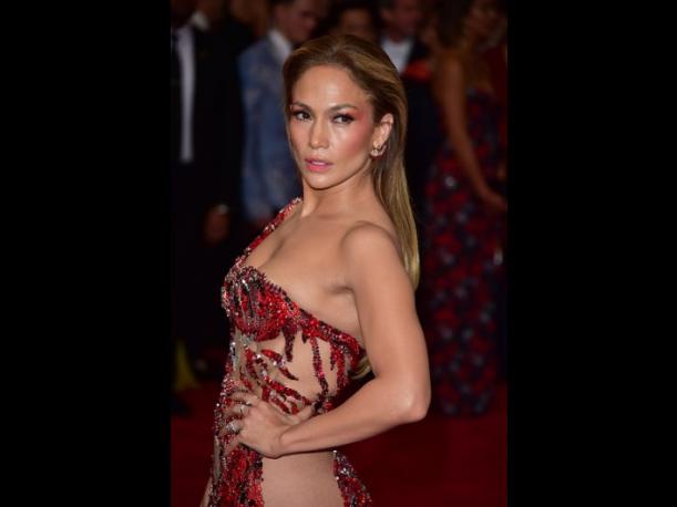Jennifer Lopez sorprende con sus curvas de infarto (FOTOS)