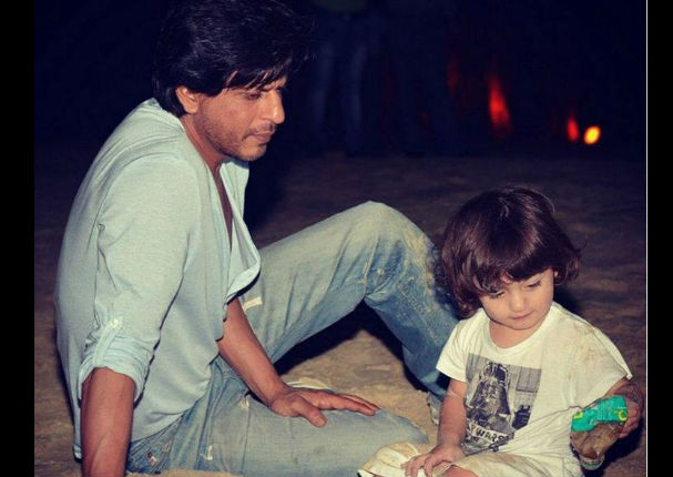 Mira cómo Shahrukh Khan le enseña a bailar a su hijo (VIDEO/FOTO)