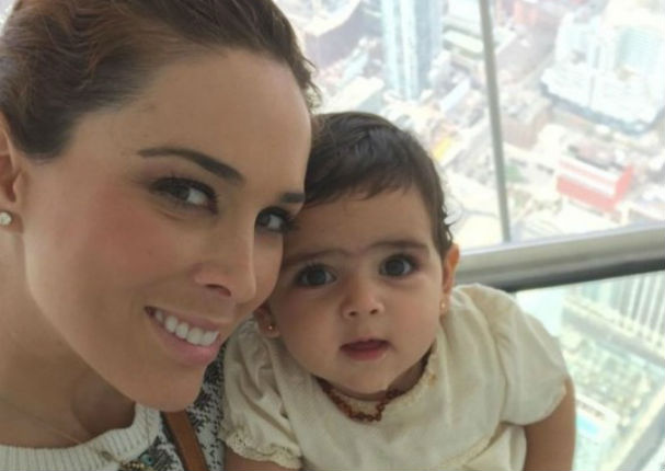 La actriz Jacqueline Bracamontes bromea sobre las cejas de su hijita