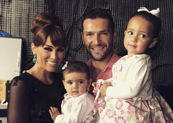 La actriz Jacqueline Bracamontes bromea sobre las cejas de su hijita