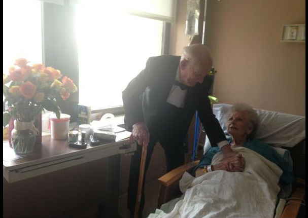 Tienen más de 50 años de casados y él la sorprendió de esta manera (FOTOS)