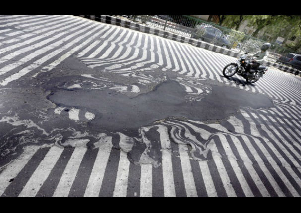 El calor en la India derrite hasta la señalización vehicular de las pistas (VIDEO)