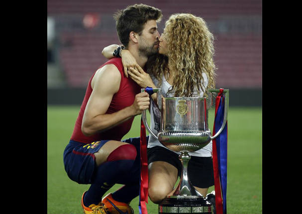 Shakira y Piqué celebran triunfo de  Barcelona con apasionado beso (FOTOS)