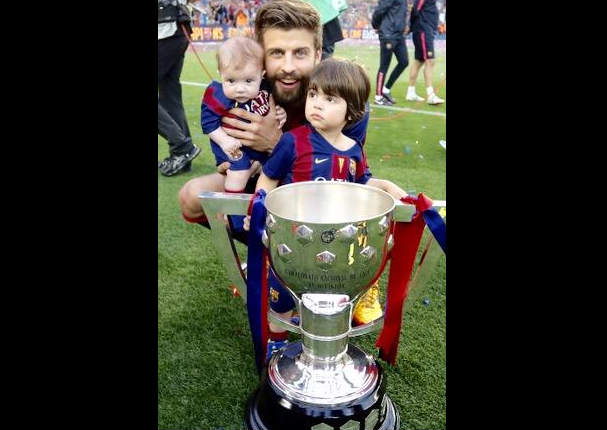 Shakira y Piqué celebran triunfo de  Barcelona con apasionado beso (FOTOS)