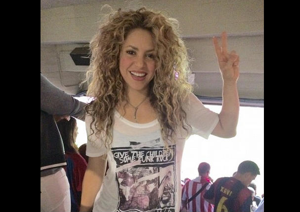 Shakira y Piqué celebran triunfo de  Barcelona con apasionado beso (FOTOS)