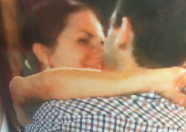 Juan Carlos Rey fue captado muy cariñoso junto a una hermosa mujer (FOTOS) Juan Carlos Rey fue captado muy cariñoso junto a una hermosa mujer (FOTOS)